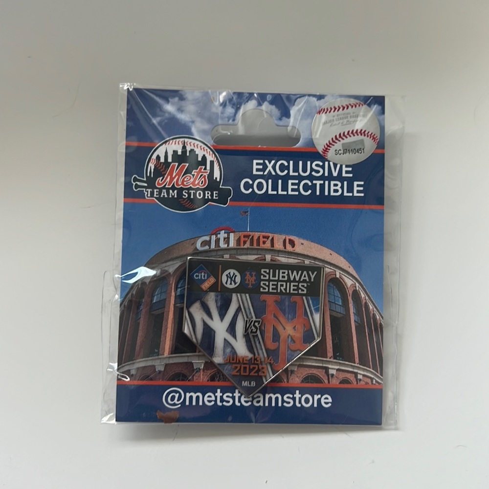 Mets / Yankees 2023 Collectible Subway Series Pin
